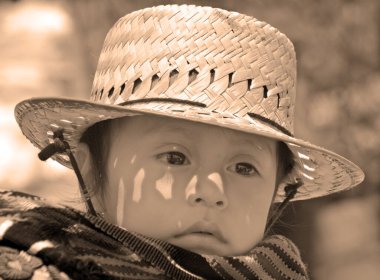 Chichicastenango Gustemala 29 Nisan 2016: Annesinin sırtında bir Maya bebeğinin portresi taşıdı. Maya halkı hala Guatemala 'daki nüfusun çoğunluğunu oluşturuyor.,