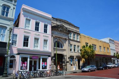 CHARLESTON GÜNEY CAROLINA ABD 27 Haziran 2016: Güney cazibesini King Street kadar iyi tanımlayan bir şey yoktur. Charleston 'ın geçmişinin ve bugününün buluştuğu hareketli bir cadde..
