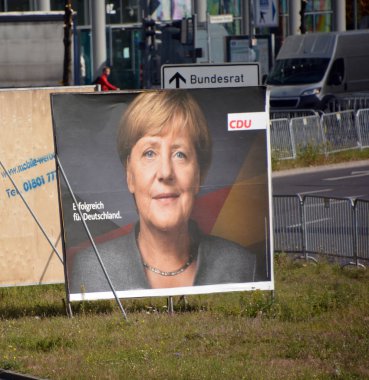 BERLİN GERMANY 09 22: Angela Merkel 'in seçim işareti bir Alman politikacı ve 2005 yılından beri Almanya Şansölyesi aynı zamanda merkez sağ Hıristiyan Demokrat Birliği CDU' nun da lideri.