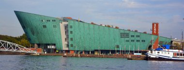 AMSTERDAM NEtherland 01 10 2015: Hollanda. Bilim Merkezi NEMO, Renzo Piano tarafından 1997 yılından beri tasarlanan bir bilim merkezidir. İçinde beş katlı özel bilim fuarları var..