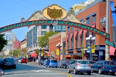 San Diego Ca Usa 04 08 2015: San Diego, Kaliforniya 'daki Gaslamp Quarter, Broadway' den Harbor Drive 'a ve 4. ve 6. caddelerin kesişimlerine kadar uzanır..
