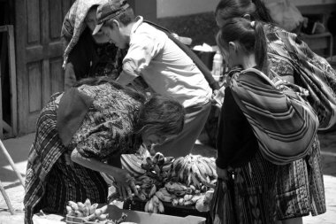 CHICHICASTENANGO GUSTEMALA 29 Nisan 2016: Meyve ve sebze satan Maya halkının portresi. Maya halkı hala Guatemala 'daki nüfusun çoğunluğunu oluşturuyor.