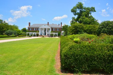 Charleston Güney Carolina 28 Haziran 2016: Mount Pleasant 'taki Boone Hall Çiftliği' nin ana evi, kayıp orijinal evin yerini alan büyük bir Koloni Diriliş çiftlik evi içeriyor. 