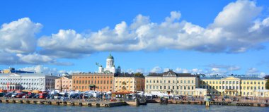 Helsinki, Finlandiya 25 Eylül 2015: Pazar Meydanı (Kauppatori) Helsinki 'nin merkez meydanı ve en ünlü pazar ve turistik merkezlerinden biridir. Güney Limanı 'nda yer almaktadır