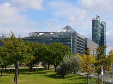 BERLİN GERMANY 09: 23: Potsdamer Platz, Potsdam Meydanı, Berlin 'in merkezinde, Brandenburg Kapısı ve Reichstag' ın güneyinde önemli bir kavşak. 