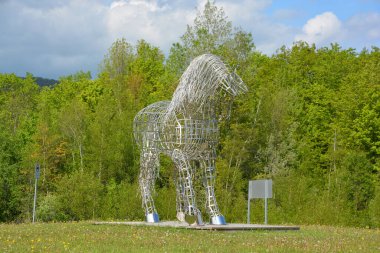 BROMONT QUEBEC CANADA 05 28 2017: Mathieu Isabelle 'in Bromont' taki yeni heykeli. Parc Binicilik Parkı Olympique de Bromont 'un evi..