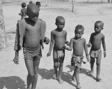 OTJIKANDERO NAMIBIA 09, 2014: Tanımlanamayan çocuk Himba kabilesi. Otjikandero Himba Yetim Köyü Projesi, Jaco Burger 'in, Himba kabilesinde çalışmak ve yaşamak için Kaokolger' e taşınmasıyla başladı.. 