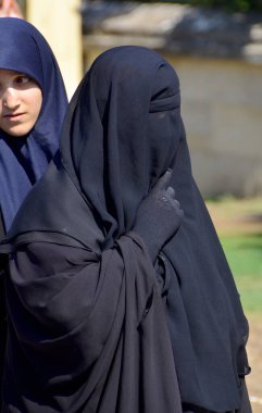 İSTANBUL TURKEY 08 Ekim 2013 'te: Müslüman kadın İstanbul şehir merkezinde peçe taktı. Türk hükümeti türban takan kadınların kamu sektöründe çalışmasını yasakladı. 