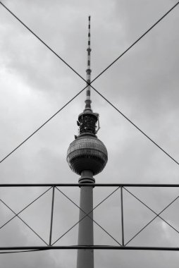 BERLİN GERMANY 25 Mayıs 2010: Fernsehturm (Televizyon Kulesi) Berlin, Alexanderplatz 'da yer almaktadır. Kule 1965 ve 1969 yılları arasında eski Alman Demokratik Cumhuriyeti tarafından inşa edilmiştir.