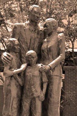 SAVANNAH, GEORGIA ABD HAZİRAN 27 HAZİRAN 2016: River Caddesi kıyısı boyunca Afrika Amerikan Anıtı 'nın ayrıntıları. Afrika Amerikan Anıtı 2002 yılında Rousakis Rıhtımı 'na dikildi..