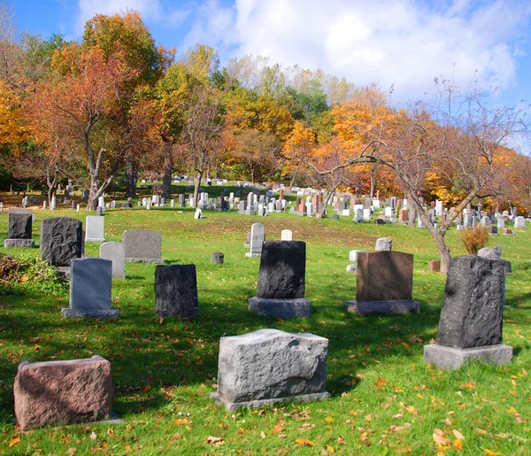 Cementerio Antiguo Con Tumbas Otoño —  Fotos de Stock