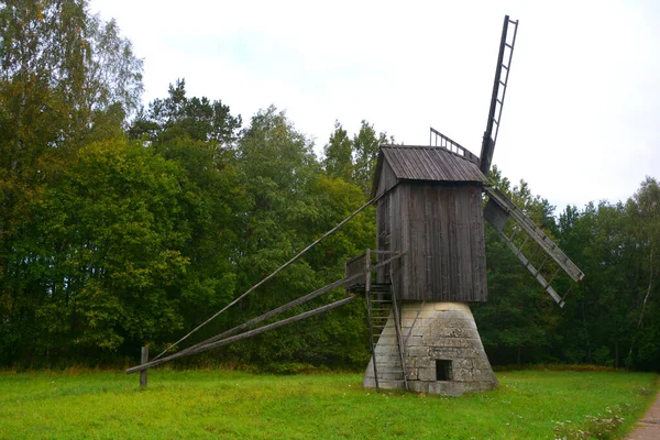 Puhalepa Parish Hiiumaa Estonia 2015 古い風車はHiimaa Estoniaのバーノン島を脱穀します — ストック写真