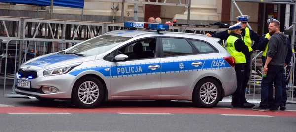 Warsaw Poland Carro Polícia Varsóvia Policiais Sempre Usam Uniformes Movem — Fotografia de Stock