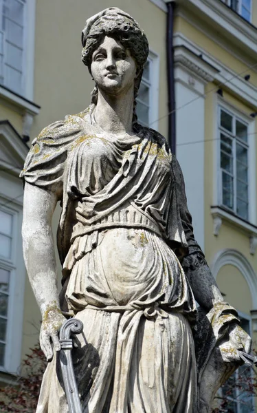 Estátua Uma Jovem Mulher Uma Cidade — Fotografia de Stock