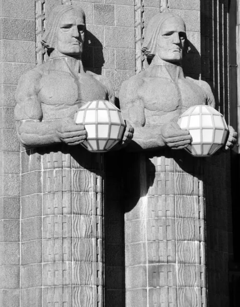 Helsinki Finlandia Września 2015 Posągi Trzymające Kuliste Lampy Dworcu Centralnym — Zdjęcie stockowe