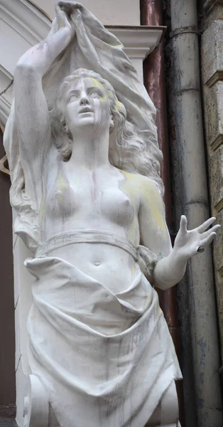 Статуя Молодой Женщины Мраморной Колонне — стоковое фото