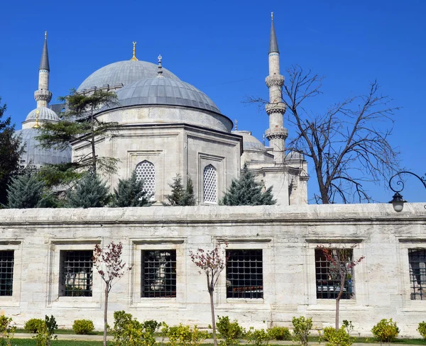 İSTANBUL TURKET Ekim 04: Sultan Ahmed Camii, Ekim 04, 2013, İstanbul, Türkiye. Sultan Ahmed Camii (Mavi Cami) İstanbul 'un en popüler turizm beldeleri üzerine.
