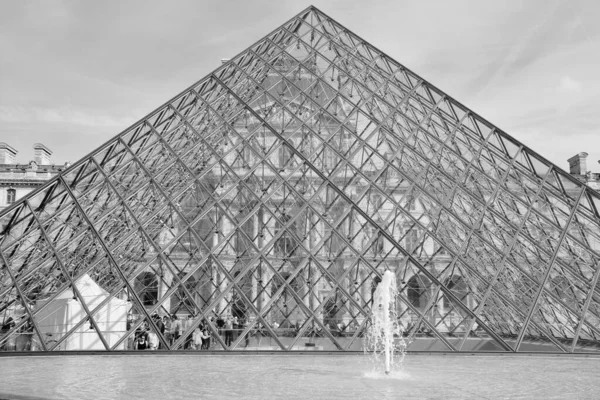 フランス2014年10月20日 日没時にルーブル美術館で反転ピラミッド 建築家ペイ フレッド の眺め 年間訪問者数は880万人で ルーブル美術館は世界中で最も頻繁に訪れる美術館です — ストック写真