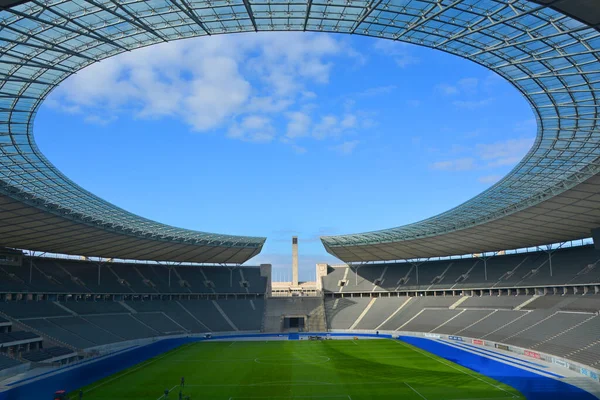 ベルリン ドイツ09 ベルリンのオリンピックスタジアムの中で 現在のオリンピックスタジアムはもともとライヒスポートフェルトの南部に1936年の夏季オリンピックのために建設されました — ストック写真