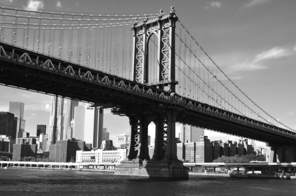 NEW YORK NY USA 19 22 13 : The Manhattan Bridge is a suspension bridge that crosses the East River, it was opened on December 31, 1909 and was designed by Leon Moisseiff