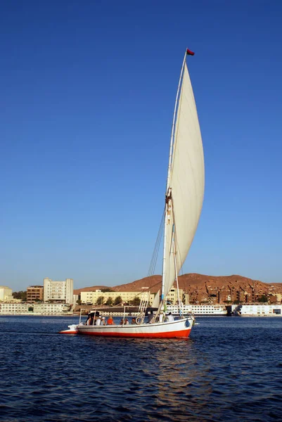 Aswan Egypt Felucca Vitorlák Nílus Folyón Aswan Közelében Egyiptomban Látott — Stock Fotó