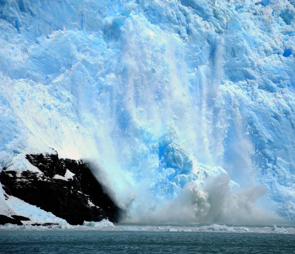 莫雷诺冰川 Perito Moreno Glacier 是位于阿根廷圣克鲁斯省Los Glaciares国家公园的一座冰川 它是阿根廷巴塔哥尼亚最重要的旅游胜地之一 — 图库照片