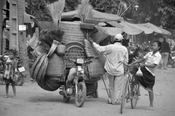 Phnom Penh Cambodia March Man Rides Motorcycle Overloaded Straw Baskets — Stock Photo, Image