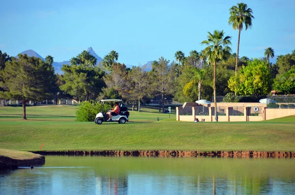 Scottsdale Arizona April Gainey Ranch Golf Club提供了麦克道尔山脉和令人叹为观止的蓝天的全景 — 图库照片