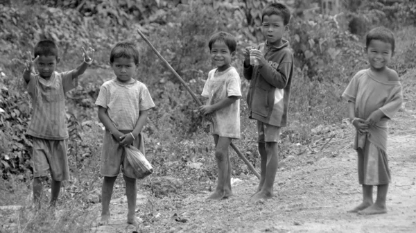 金边3月23日 2013年3月23日 身份不明的街头儿童在柬埔寨金边假扮成街头儿童 仅金边一地就有1万至2万名儿童在街头生活和工作 — 图库照片