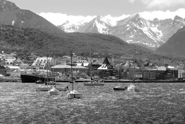 Stadshaven Met Bergen Achtergrond — Stockfoto