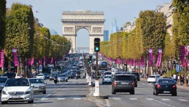 Paris, Fransa 14 Ekim 2014: The Champs-Elysees ve the Triumphal Arch de l Etoile Paris 'in en ünlü caddesi 1910 metreye sahiptir ve mağaza, kafe ve restoranlarla doludur. Paris 'te Fransa