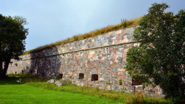 HELSINKI FINLAND SEPTEMBER 25 2015: Suomenlinna 'nın kaya duvarı altı ada üzerine inşa edilmiş bir deniz kalesidir.