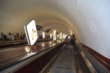 KIEV UKRAINE 09 05: Dünyanın en derin istasyonunun merdivenleri, Kiev Metro 'nun Arsenalna' sı veya Kyiv Metro, Kiev 'in toplu taşımacılığının temel dayanağı olan metro sistemidir..
