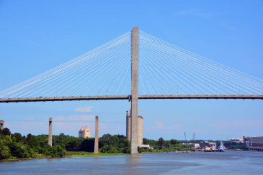 SAVANNAH GEORGIA 06: 27: Talmadge Memorial Bridge, ABD 'de Savannah Nehri boyunca uzanan ve Savannah, Georgia ve Hutchinson Adası arasında bulunan köprü..