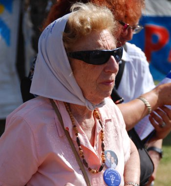 BUENOS AIRES, ARGENTINA 11 17 2011: Plaza de Mayo Anneleri (Asociacion Madres de Plaza de Mayo), Arjantinli annelerin çocukları terörizm sırasında 