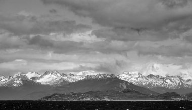 Beagle Channel Patagonia, Arjantin 'in güneyinde Arjantin-Şili-Grande de de Tierra del Fuego, güneyinde Hoste, Navarino ve Picton ve Nueva adaları arasında kurulmuştur..