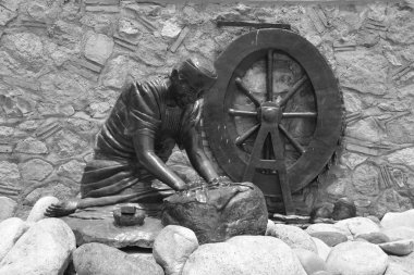 Puerto Vallarta Mexico 07 Mayıs 2016: Jim Demetro tarafından yapılan bronz kadın heykeli, 2008 yılında Cuale Nehri köprüsü yakınında ve Malecon kaldırımı boyunca yer alan Molino de Agua konutlarının önünde dikildi. 