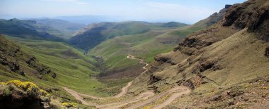 Lesotho, resmi olarak Lesotho Krallığı, Güney Afrika Cumhuriyeti ile çevrili denize kıyısı olmayan bir ülkedir.
