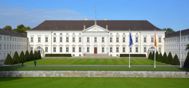 BERLIN GERMANY 09 22: 17: Bellevue Sarayı (Almanca: Schloss Bellevue), Berlin 'in Tiergarten ilçesinde yer alan, 1994 yılından bu yana Almanya Cumhurbaşkanı' nın resmi ikamet yeridir.. 