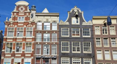 Amsterdam Hollanda 03 Ekim 2015: Tipik kanal evleri. Kanal evleri genellikle bir bodrum ve çatı ve tavan nerede ticaret malları saklanan olabilir vardı
