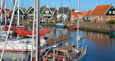 MARKEN NETHERLANDS 10 01: 15: Harbor Marken Markermeer 'de eski bir adadır. Bu yarımada, uzun bir geçit ya da güvenilir bir feribot filosu aracılığıyla ulaşılabilen popüler bir deniz kenarı kaçışı olmaya devam ediyor..  