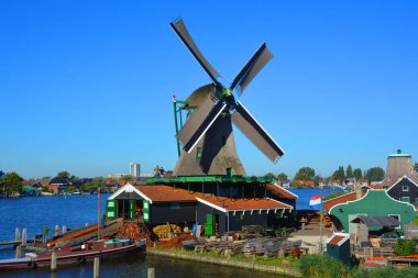 Zaanse Schans'a Netherland 01 Ekim 2015: Zaanse Schans'a Zaandam Zaanstad Hollanda belediyesinde bir semtidir. İyi korunmuş tarihi yel değirmenleri bir koleksiyona sahiptir