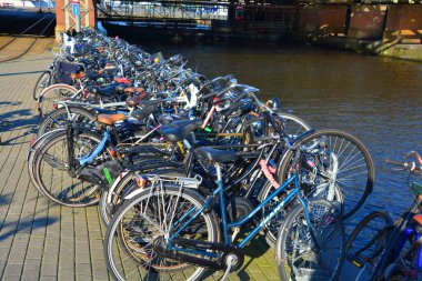 AMSTERDAM NETHERLANDS 10 03 2015: Kanal 'da bisiklet parkı. Amsterdam, 1.1 milyondan fazla nüfusa sahip kentsel nüfusuyla dünyanın en bisiklet dostu başkentidir.