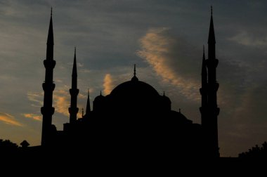 İstanbul 'un en popüler turistik mekanlarından Sultanahmed Camii' nin (Mavi Cami) silueti
