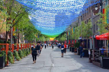 MONTREAL QUEBEC CANADA 06: 12 17: Colofull Gökkuşağı topları sanat kurulumu Saint-Catherine Caddesi 'nde gay Village topları süsleme Le Village veya Village gay mahalle