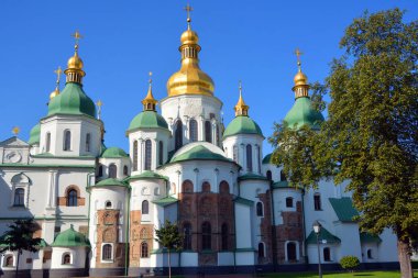 KIEV UKRAINE 09 04 04 17: Kiev 'deki Aziz Sophia Katedrali, Kievan Rus mimarisinin bir anıtıdır. Katedral, şehrin en bilinen simgelerinden biri ve Ukrayna 'nın ilk miras yeri..