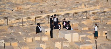 JERUSALEM ISRAEL 23 10 16: İsrail 'in Kudüs kentindeki Zeytin Dağı' ndaki Yahudi mezarlığında atalarımızın mezarları yakınında cenaze töreni
