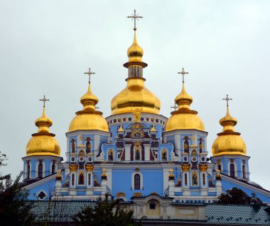KIEV UKRAINE 09 04 17: Aziz Michael Altın Kubbe Manastırı işlevsel bir manastır. Manastır, Aziz Sophia Katedrali 'nin kuzeydoğusundaki Dinyeper Nehri' nin sağ kıyısında yer almaktadır..