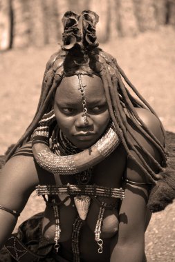 Khorixas, Namibya 09 Ekim 2014: Tanımlanamayan kadın Himba kabilesi. Himba, Güney-Batı Afrika 'nın Kunene bölgesinde, Kuzey Namibya' da yaşayan yerli halktır. 