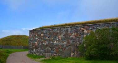 HELSINKI FINLAND SEPTEMBER 25 2015: Suomenlinna 'nın kaya duvarı altı ada üzerine inşa edilmiş bir deniz kalesidir.